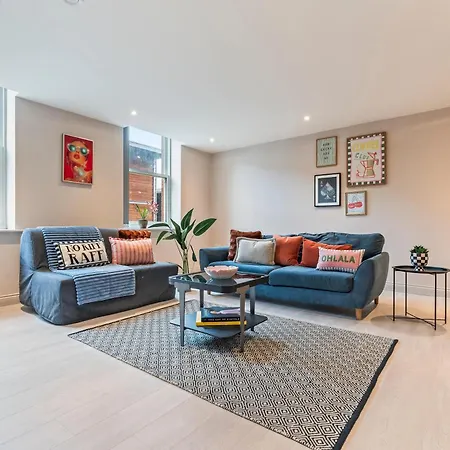 Hartley Hill Gem - Modern Near Centre