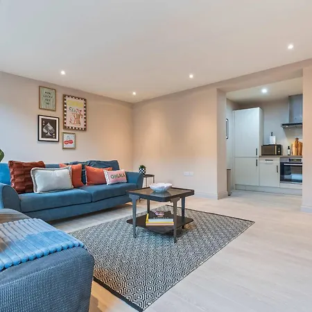 Hartley Hill Gem - Modern Near Centre